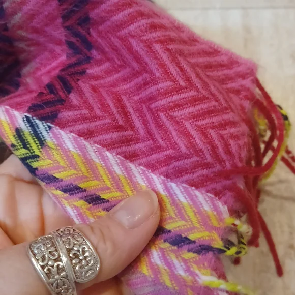 NWT D&Y Softer Than Cashmere Stunning Scarf - Picture 6 of 6